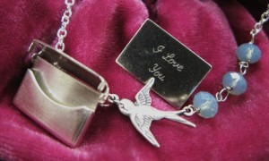 Jewelry by Artwark Bird Locket Jewelry by Artwark Bird Locket